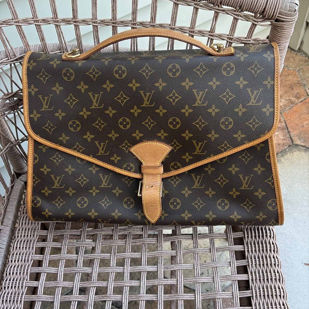 Louis Vuitton case. Beautiful condition. I say 8/10.